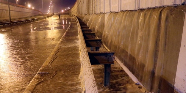 Patlayan su borusu ana yolda ulaşımı kitledi