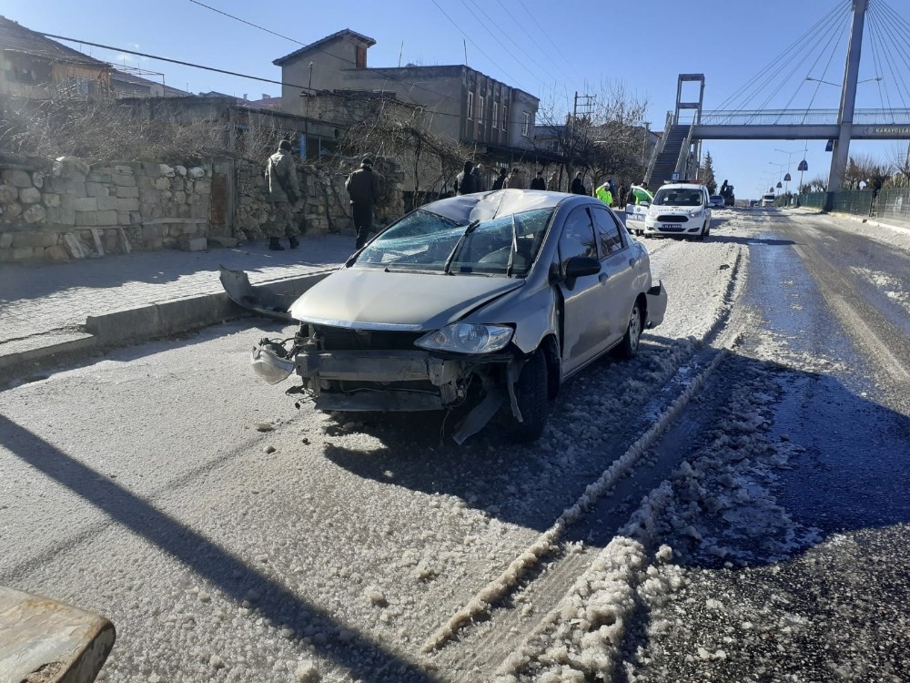 Patlayan su borusu kazaya neden oldu 