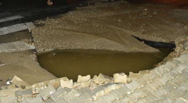 Patlayan su borusu yolda 4 metrelik çukur açtı