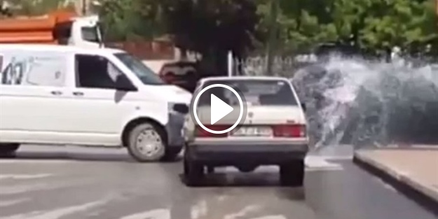 Patlayan su borusunu oto yıkamaya çevirdiler
