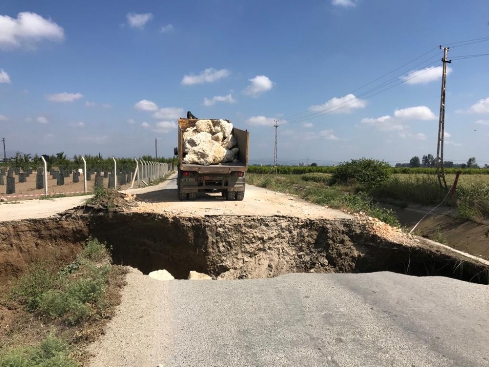 Patlayan su kanalı yolu göçürdü 