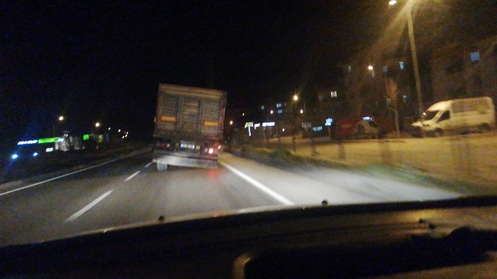 Patlayan tekerle tehlikeli yolculuk 