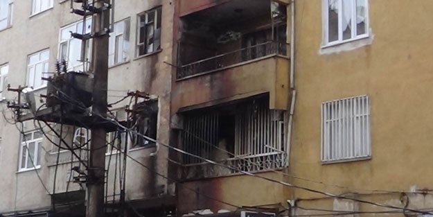 Patlayan trafo iki binayı yaktı