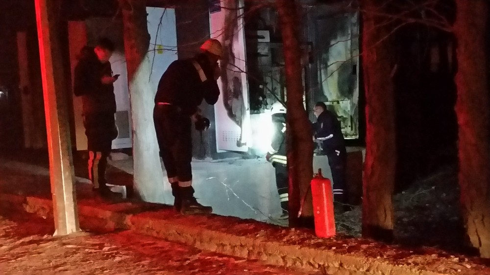 Patlayan trafo mahalleyi elektriksiz bıraktı 
