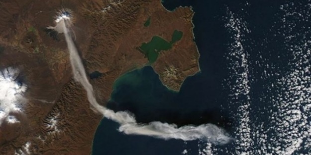 Patlayan yanardağlar uydudan böyle görünüyor!