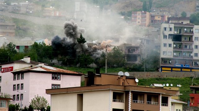 Patlayıcı bulunan evler tanklarla vuruluyor