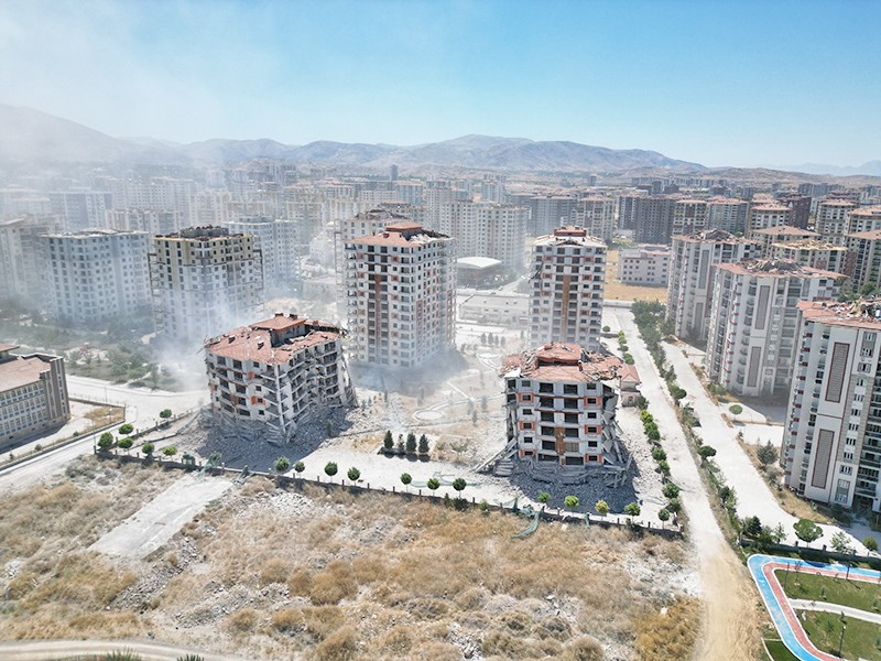 Patlayıcı ile evlerinin yıkılışını gözyaşları içinde izlediler