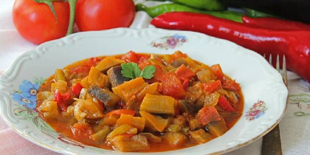  'Bugün ne pişirsem' diyenler için günün menüsü patlıcan yemeği tarifi