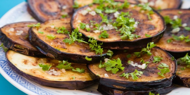 Patlıcanları kızartırken yağ çekmemesi için tüyolar