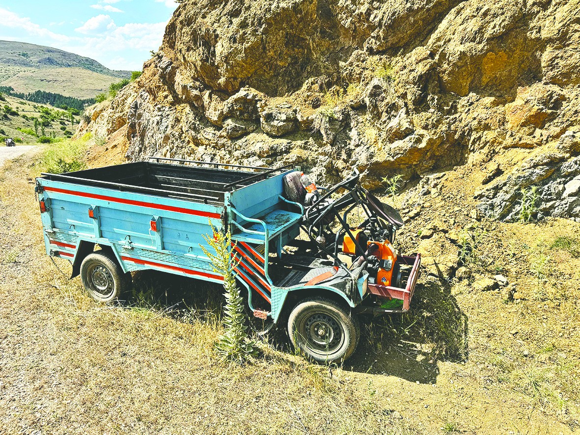 Patpat kayalığa çarptı: 1 ölü, 2 yaralı