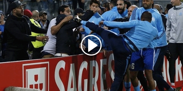 Patrice Evra kendi taraftarını tekmeledi