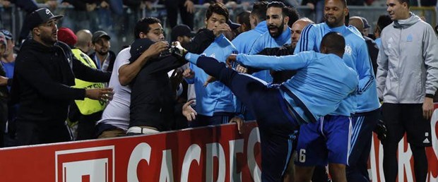 Patrice Evra'dan taraftara tekme