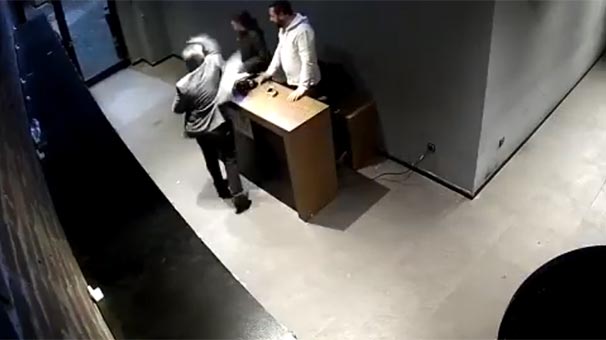 Patron gelince ayağa kalkmadılar… Daha sonra darp edildiler