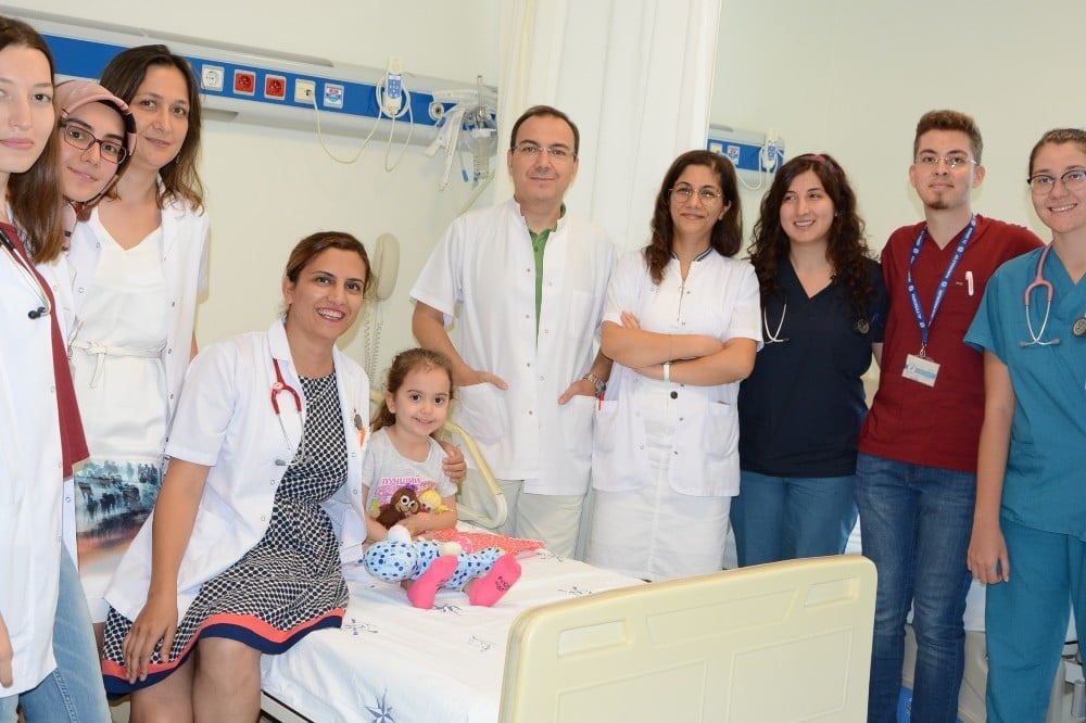 PAÜ’de tedavi gören minikler hediyeler ile sevindi 