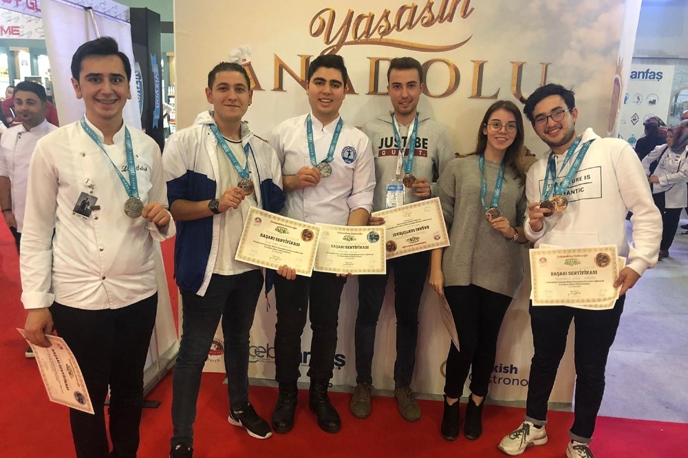 PAÜ’lü aşçılar 7 madalya döndü 