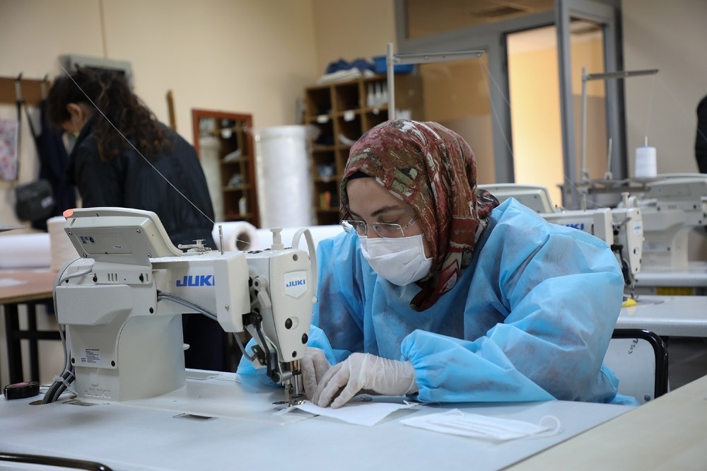 PAÜ’lü öğretim görevlileri ve öğrenciler virüsle mücadelede tezgahlarının başına geçti 
