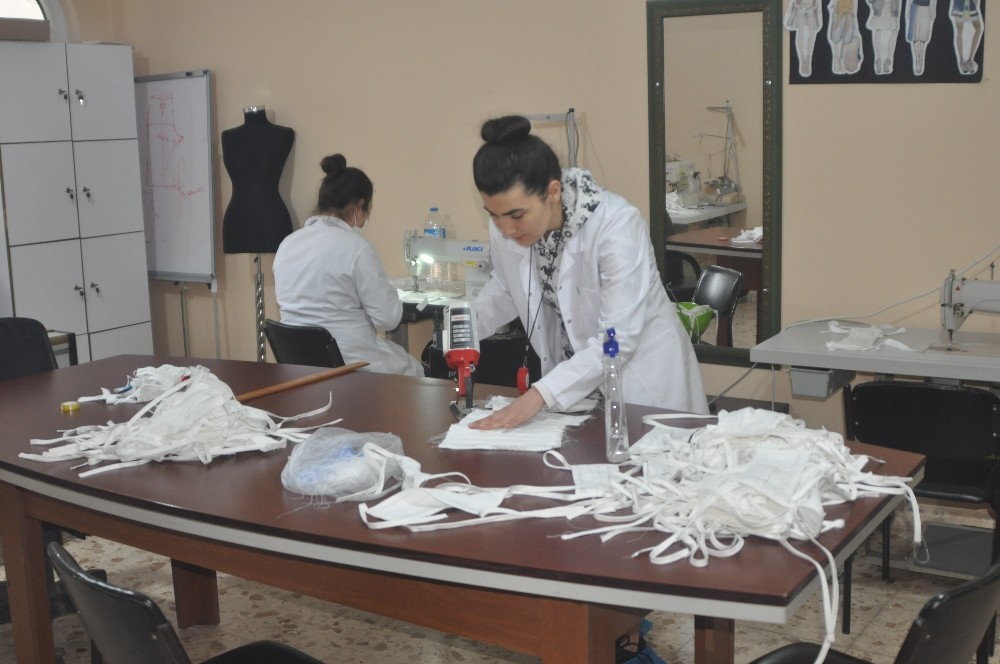 Payas’ta gönüllü kadınlar, günlük 400 adet maske üretiyor 