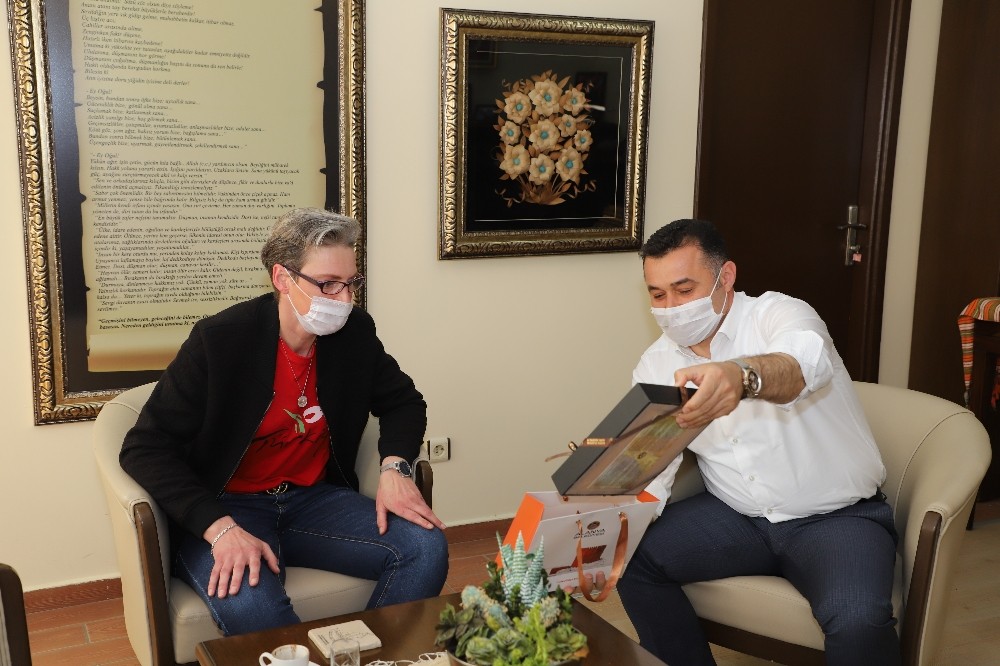 Paylaştıkları Korona virüs mücadelesi görüntüleriyle ses getiren Fransızlar Belediye Başkanıyla buluştu 