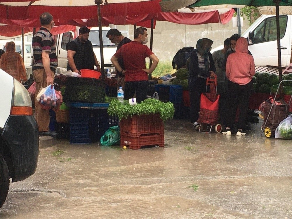 Pazar alışverişinde yağmura yakalandılar 