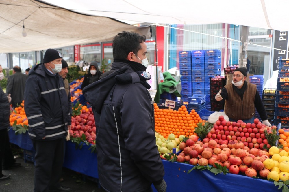Pazar alışverişine daha çok yaşlı vatandaşlar çıktı 