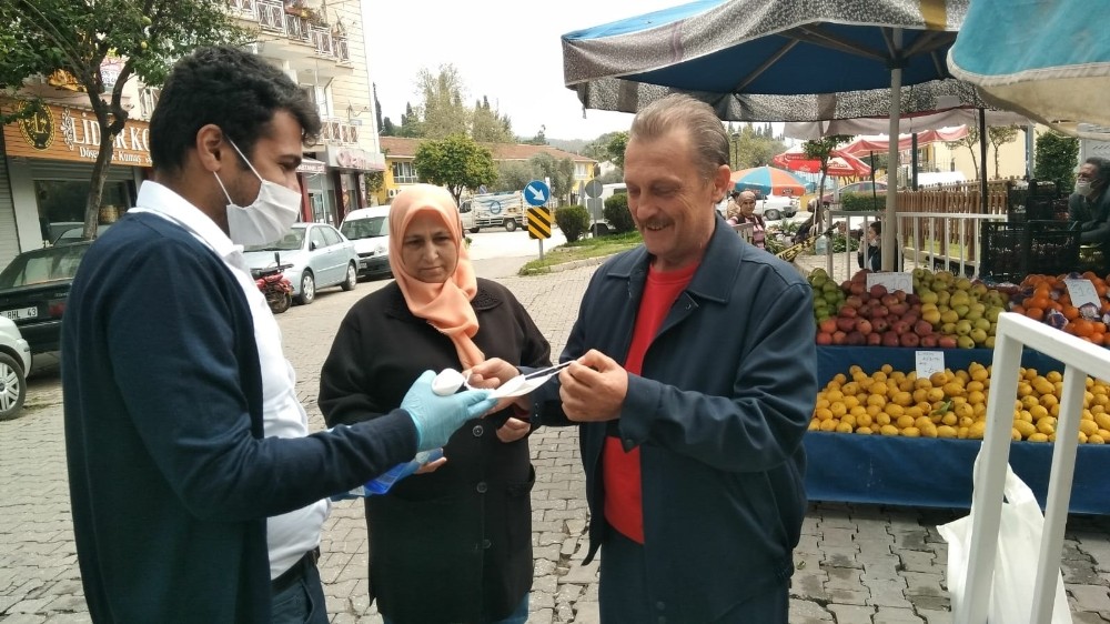 Pazar alışverişine gelenlere eldiven ve maske dağıtıldı 