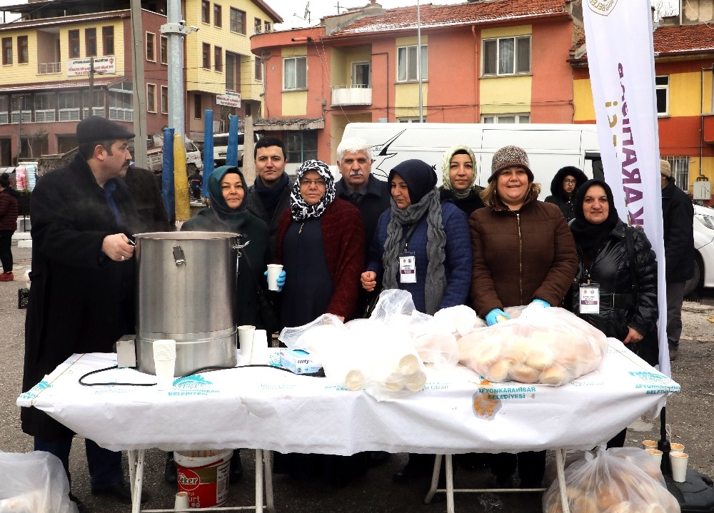 Pazar esnafının içini ısıtan ikram 