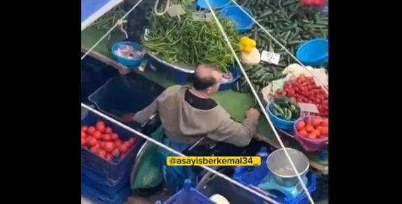 Pazar tezgahında şaşırtan anlar! Engelli satıcının yaptıkları şok etti