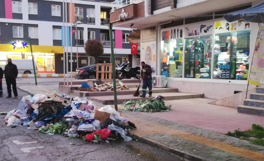 Pazar yeri dezenfekte edildi 