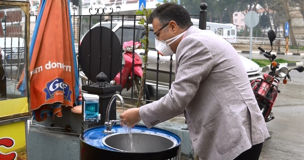 Pazar yeri girişine varillerden hijyen istasyonu 