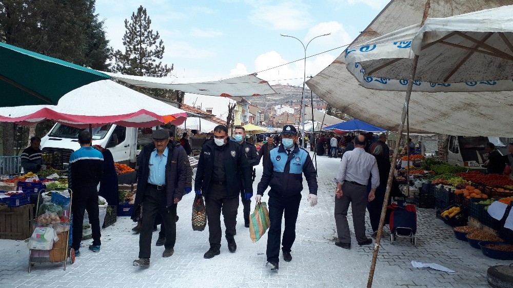 Pazar yerinde gezen 65 yaş üstü vatandaşlar polis tarafından alınıp evlerine bırakıldı 