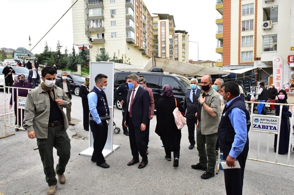 Pazar yerinde korona virüs denetimi 