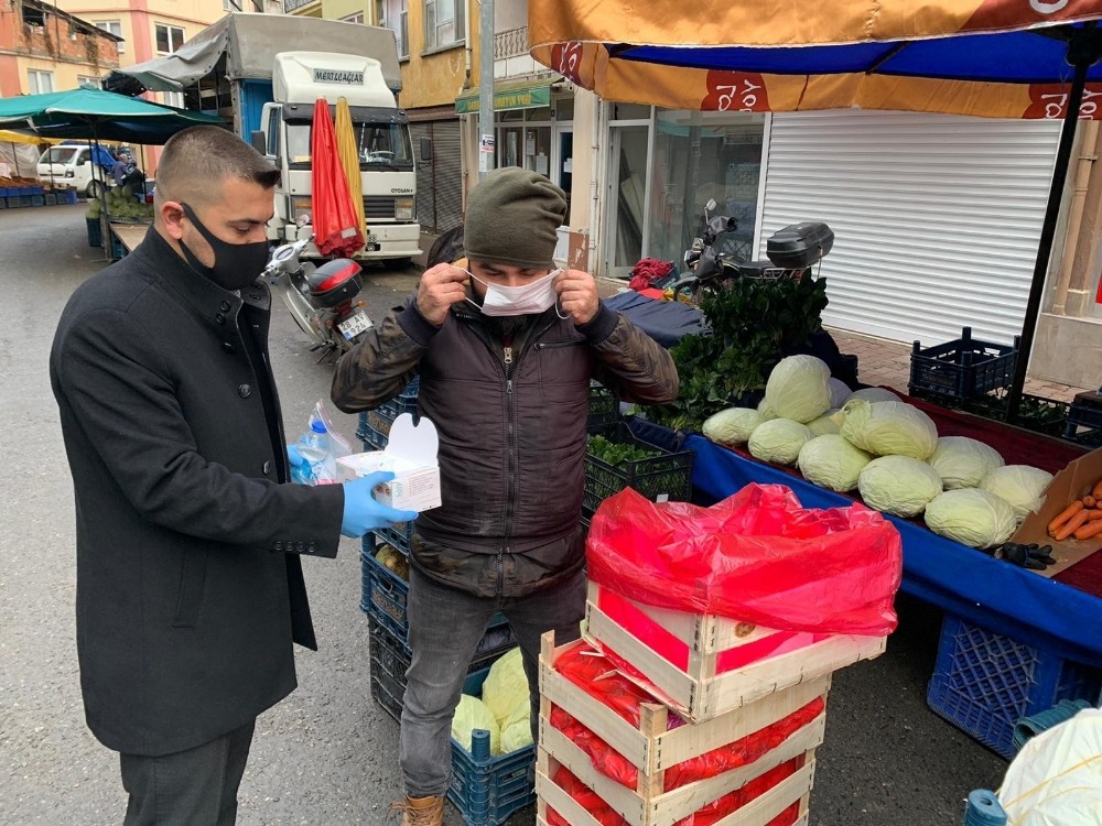 Pazar yerinde maske dağıtılıp bilgilendirme yapıldı 