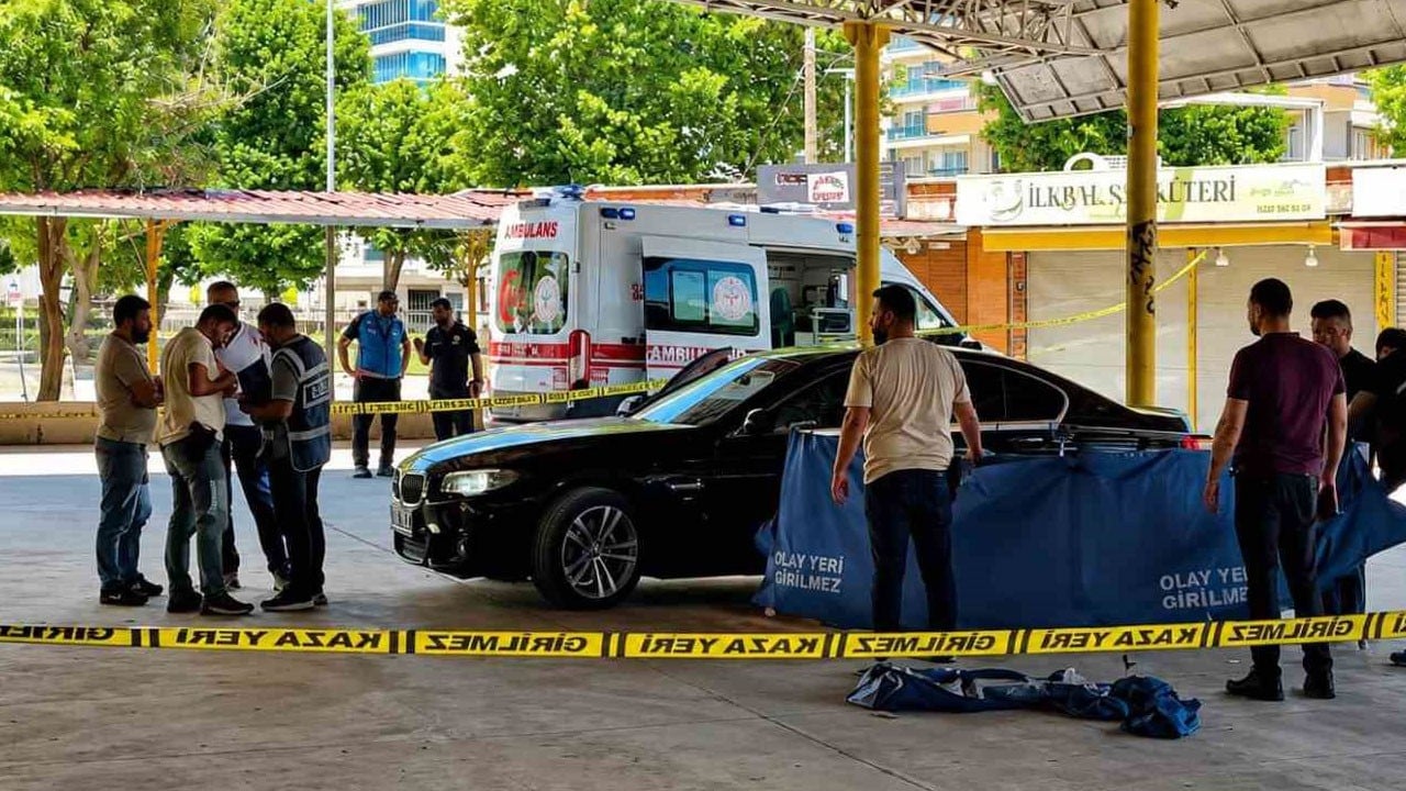 Pazar yerinde silahlı saldırı! Otomobile ateş a&ccedil;ıldı
