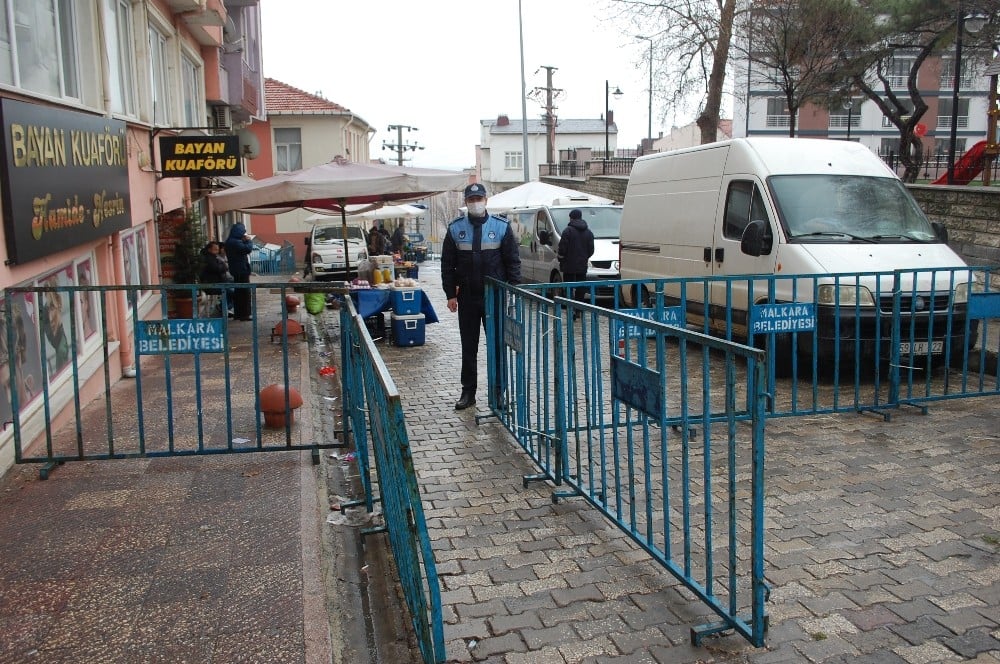 Pazar yerine giriş çıkışlar kapatıldı, az sayıda kişi girebiliyor 