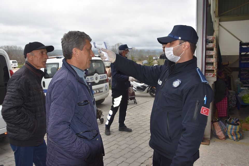 Pazar yerine girişler ateşölçerle kontrol ediliyor 
