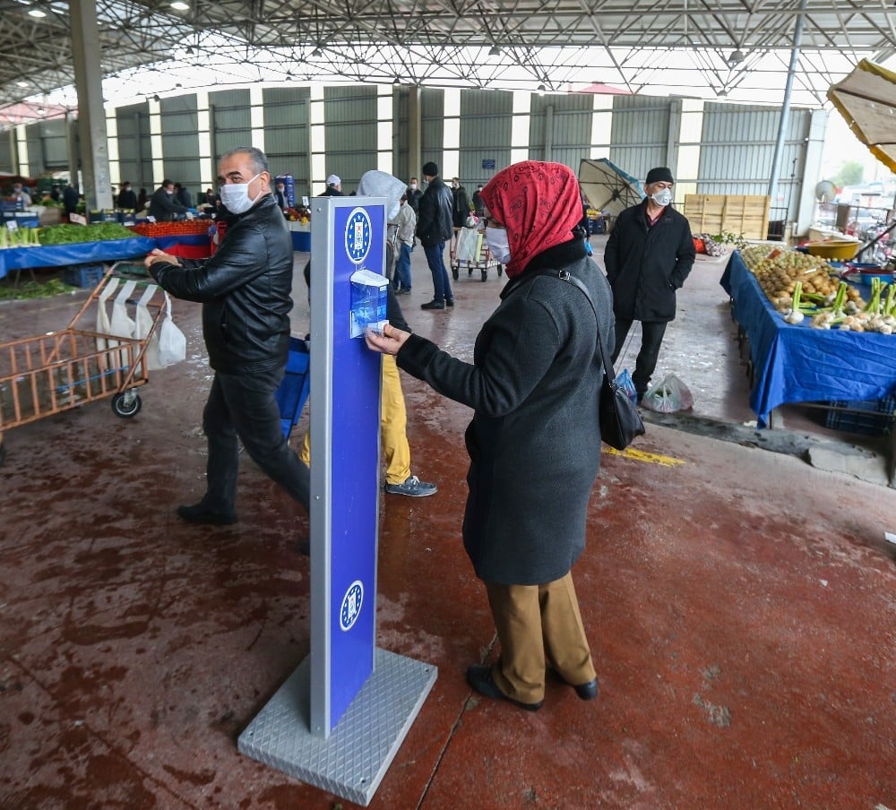 Pazar yerlerine el dezenfektanı stantları kuruldu 