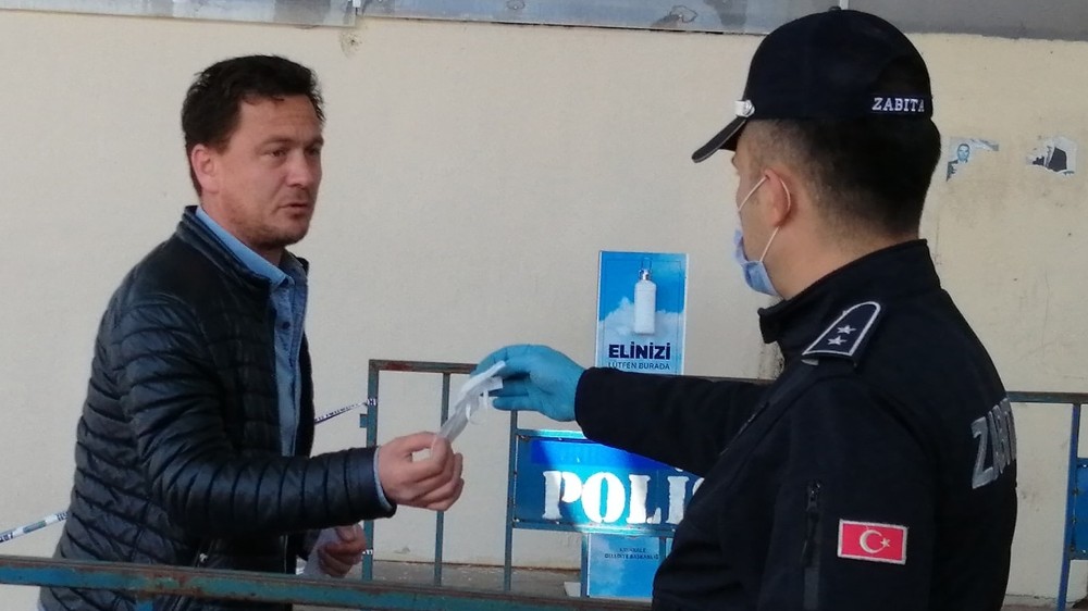 Pazara alanına gelenlerin ateşleri ölçüldü, maskeli girmesi sağlandı 