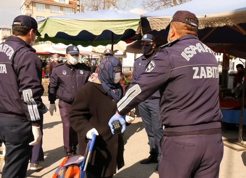 Pazara alınmayan yaşlı kadının alışverişini zabıta yaptı 