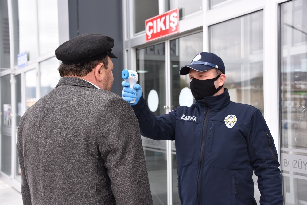 Pazara gelen herkesin ateşi ölçüldü 