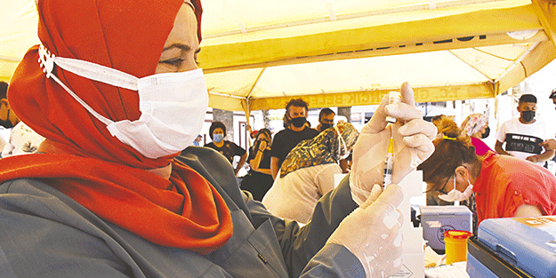  Pazara giden 300 vatandaşı aşıladılar