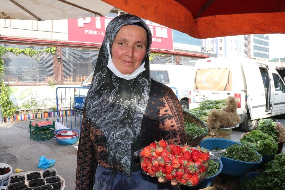 Pazara inen çilek 1 saatte tükendi 