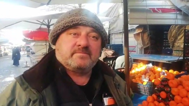 Pazarcı esnaf ürünlerini dondan korumak için soba kullanıyor 