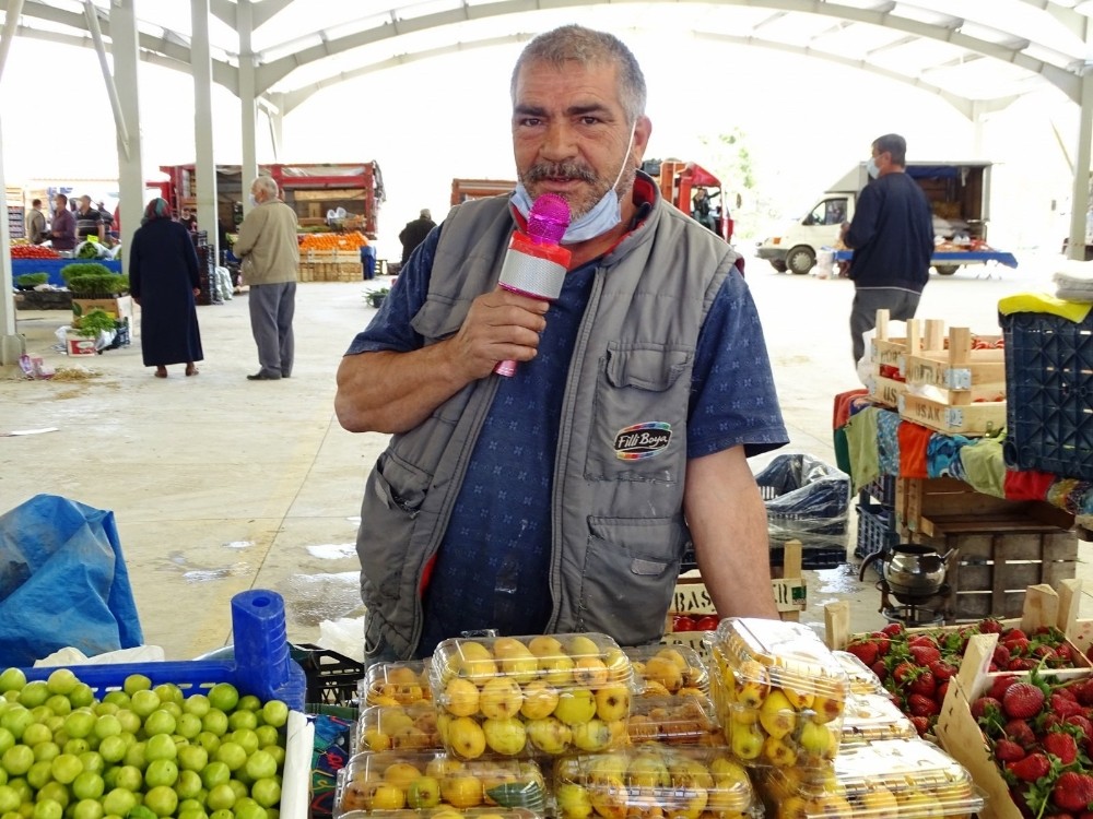 Pazarcı esnafı karaoke mikrofonu ile satış yapıyor 