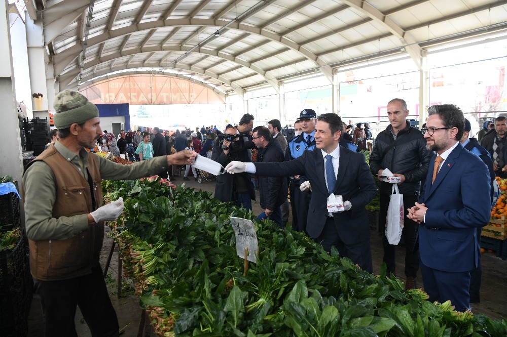 Pazarcı esnafına eldiven ve maske 