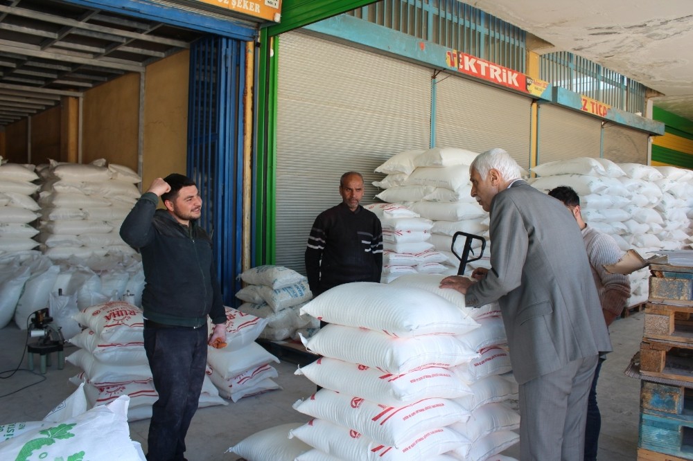 Pazarcı esnafından Cevheri’ye yoğun ilgi 