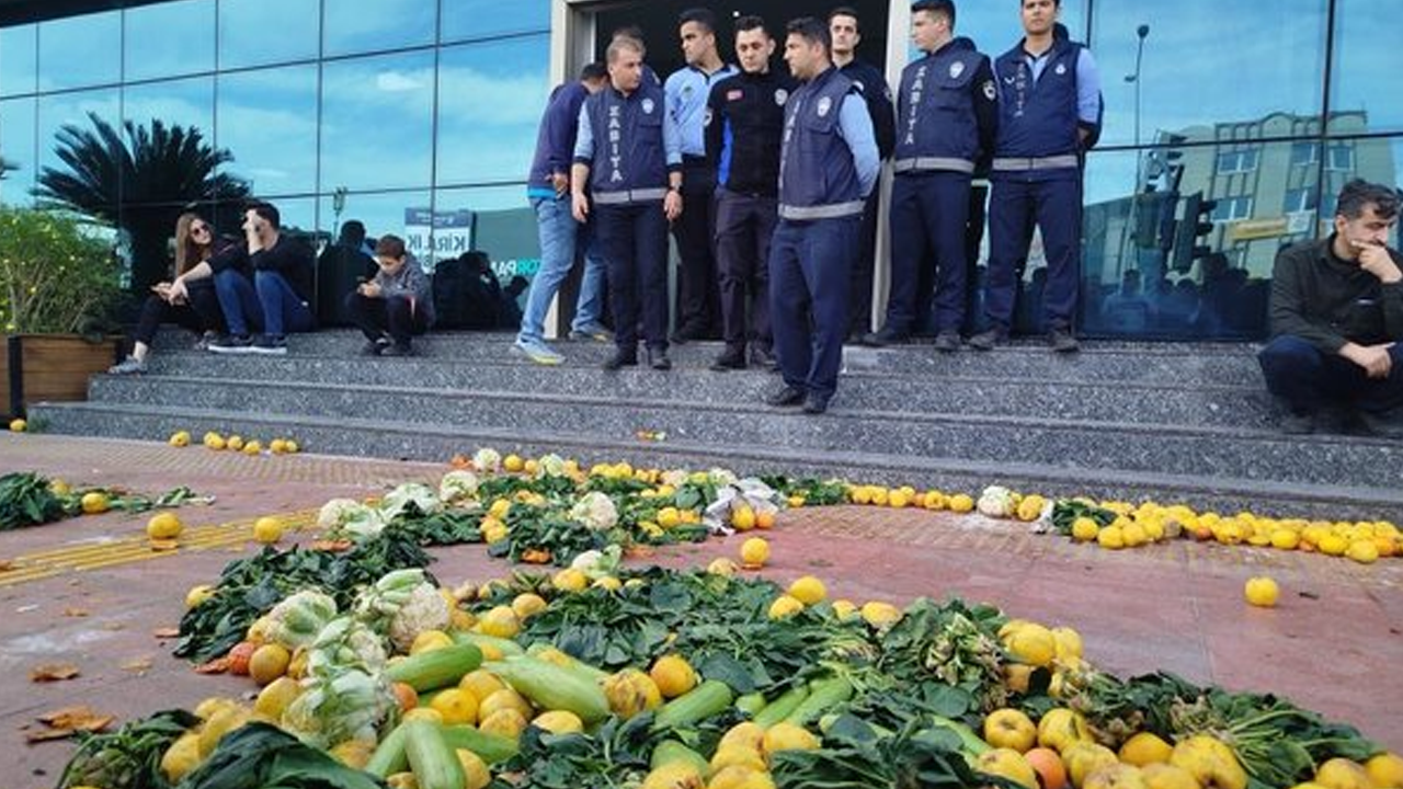 Pazarcı esnafından CHP'li Karabağlar Belediyesine sebze-meyveli protesto