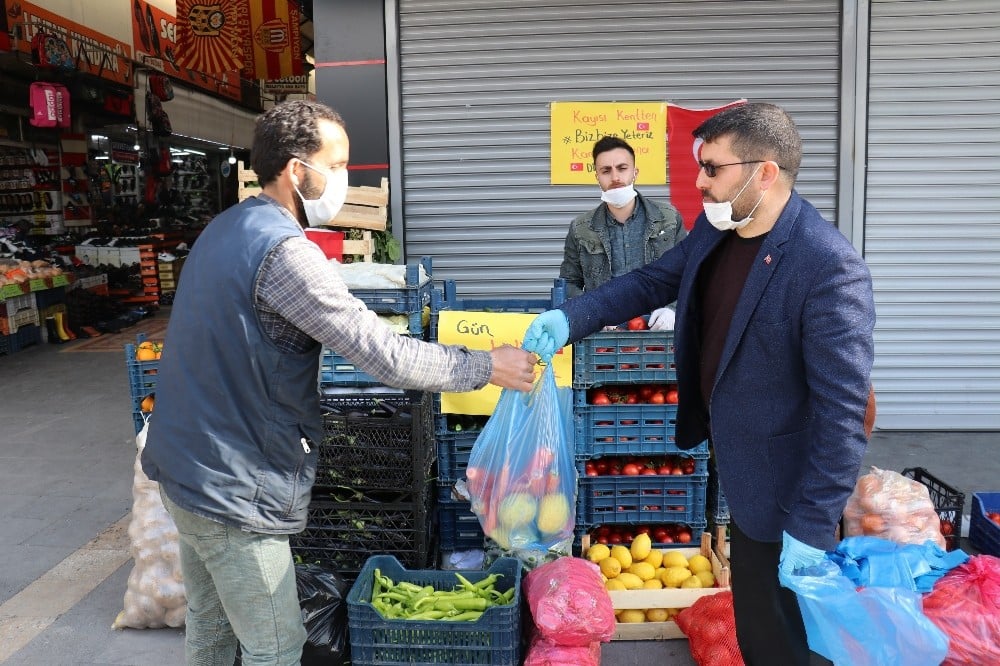 Pazarcı esnafından örnek davranış 