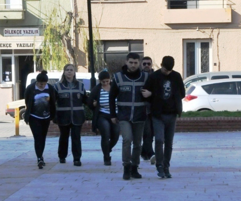Pazarcı kılığına giren polisten yankesicilere suçüstü 