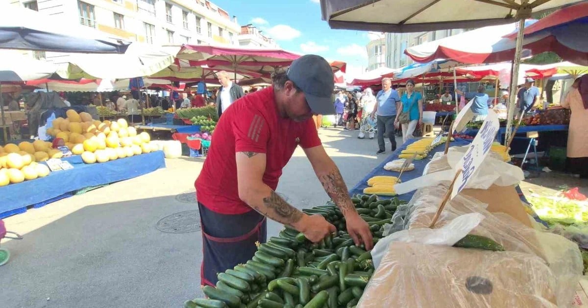 Pazarcı salatalıkların arasında 155 bin TL'lik altını buldu, polise teslim etti