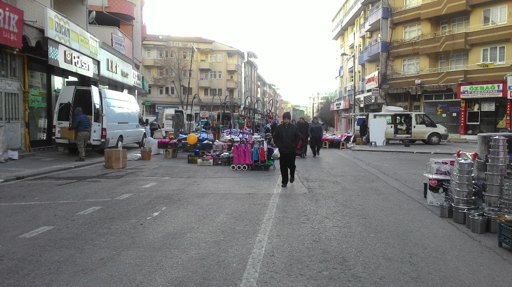 Pazarcı soğukta tezgah açmadı 